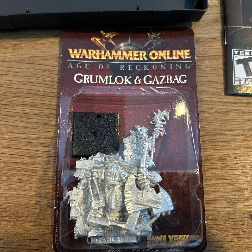 Warhammer Online Age of Reckoning Collector's Edition Box Set -Books Discs 20992